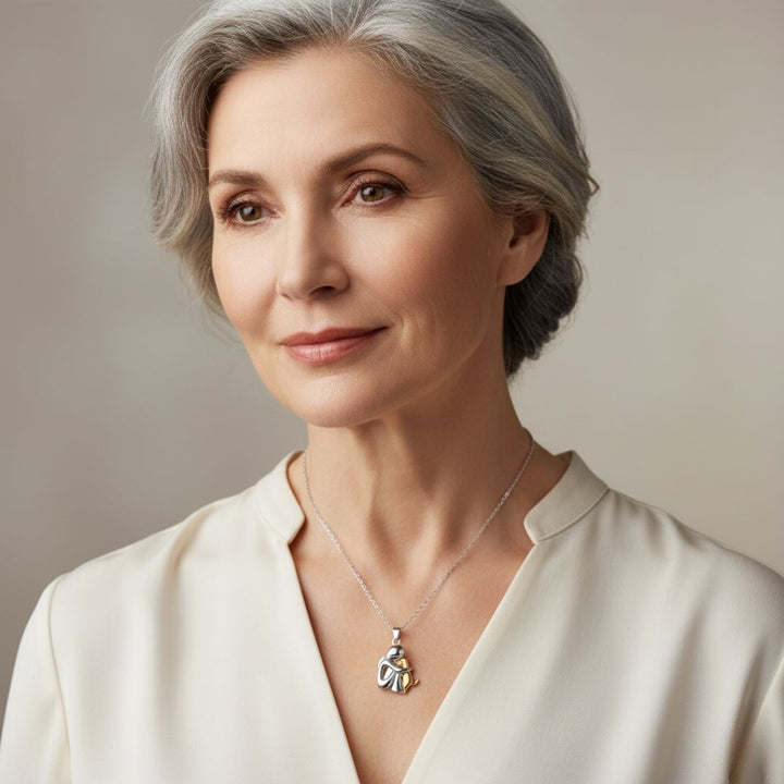 Olivia™ - Collar con colgante en forma de perro